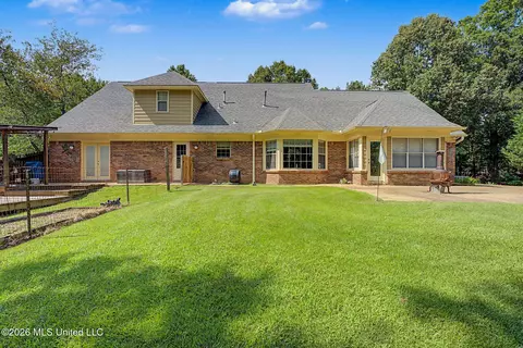 Exterior - 12985 Pine Crest Dr, Olive Branch, MS 38654 photo 8 of 17