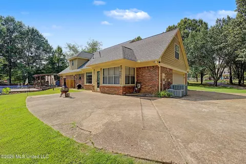 Exterior - 12985 Pine Crest Dr, Olive Branch, MS 38654 photo 7 of 17
