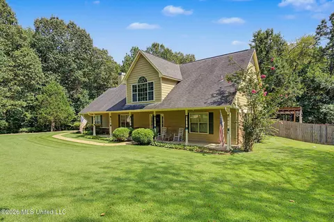 Exterior - 12985 Pine Crest Dr, Olive Branch, MS 38654 photo 3 of 17