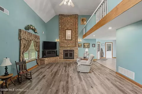 Living - 12985 Pine Crest Dr, Olive Branch, MS 38654 photo 2 of 5