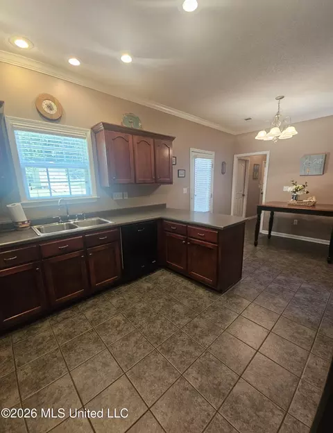 Kitchen - 8686 Sheltowee Trl, Hernando, MS 38632 photo 5 of 6