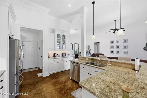 Kitchen - 400 Winterfield Way, Brandon, MS 39042 photo 3 of 6