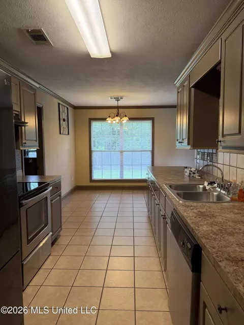 Kitchen - 371 Greystone Pointe, Terry, MS 39170 photo 3 of 3