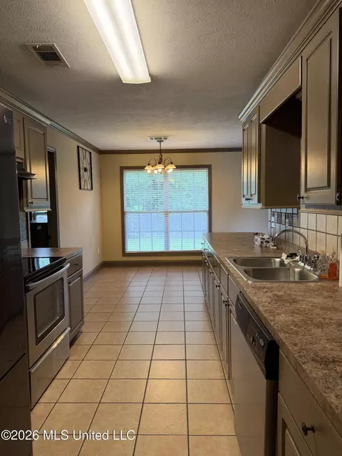 Kitchen - 371 Greystone Pointe, Terry, MS 39170 photo 2 of 3