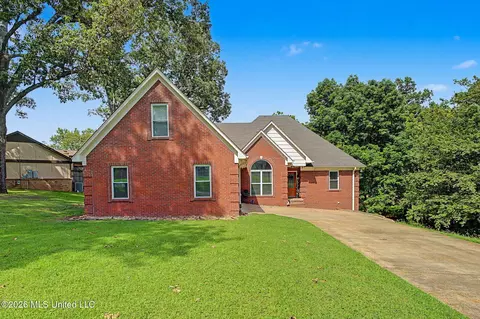 4536 Victoria Dr, Nesbit, MS 38651 photo 1