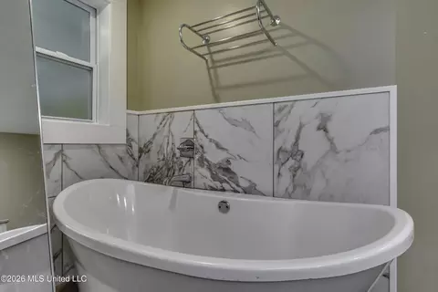 Bath - 748 E Northside Dr, Jackson, MS 39206 photo 7 of 9
