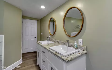 Bath - 748 E Northside Dr, Jackson, MS 39206 photo 9 of 9
