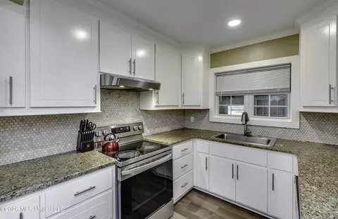 Kitchen - 748 E Northside Dr, Jackson, MS 39206 photo 6 of 10