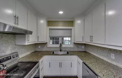 Kitchen - 748 E Northside Dr, Jackson, MS 39206 photo 7 of 10