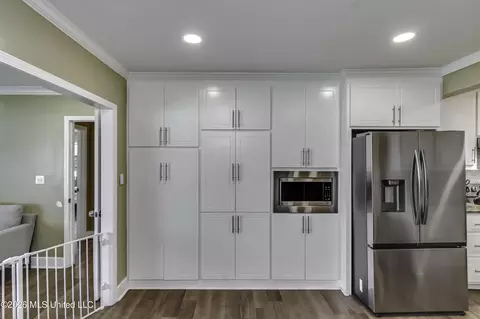 Kitchen - 748 E Northside Dr, Jackson, MS 39206 photo 9 of 10