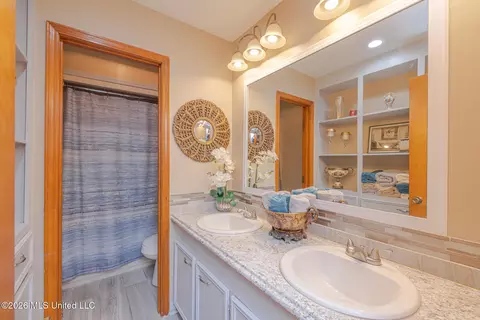 Bath - 144 N Pine Dr, Madison, MS 39110 photo 3 of 7