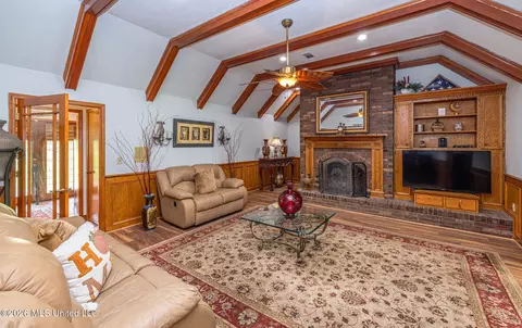 Living - 144 N Pine Dr, Madison, MS 39110 photo 3 of 4
