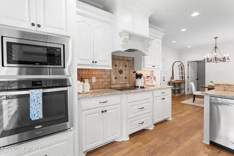 Kitchen - 4282 Berlin Dr, Jackson, MS 39211 photo 6 of 7
