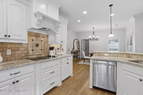 Kitchen - 4282 Berlin Dr, Jackson, MS 39211 photo 4 of 7