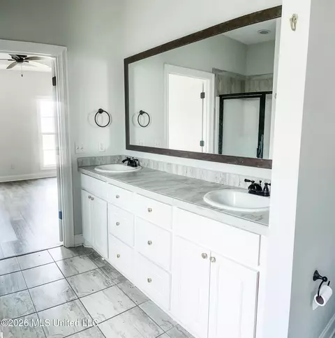 Bath - 201 Chartleigh Cir, Canton, MS 39046 photo 1 of 7
