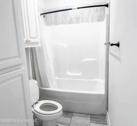 Bath - 201 Chartleigh Cir, Canton, MS 39046 photo 5 of 7