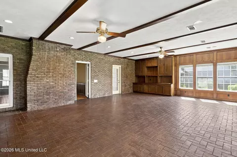 Living - 1025 Northpointe Dr, Jackson, MS 39211 photo 6 of 7