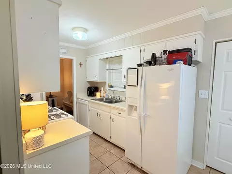Kitchen - 800 White Cir, Grenada, MS 38901 photo 1 of 3
