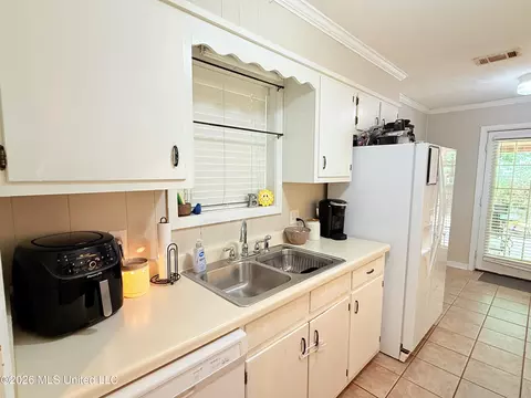 Kitchen - 800 White Cir, Grenada, MS 38901 photo 3 of 3