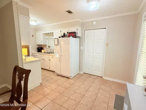 Kitchen - 800 White Cir, Grenada, MS 38901 photo 2 of 3