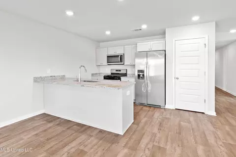 Kitchen - 64 Kings Crossing Dr, Lucedale, MS 39452 photo 1 of 3