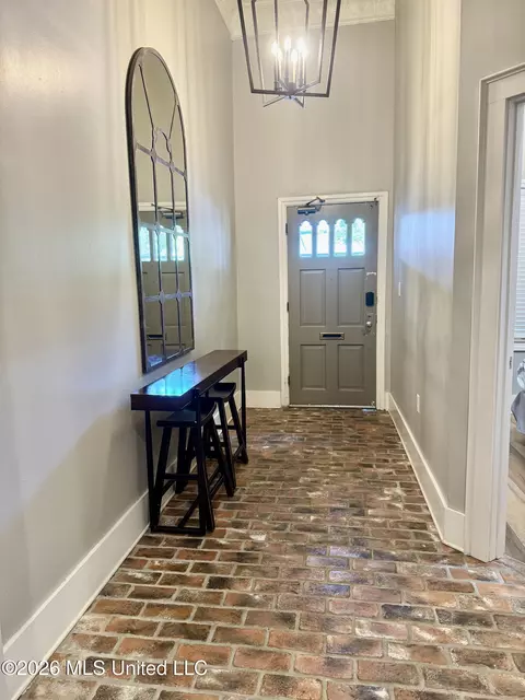 Entry Way - 407 Franklin St, Natchez, MS 39120 photo 2 of 7