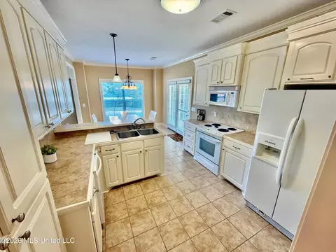 Kitchen - 307 Springhill Pt, Brandon, MS 39047 photo 1 of 1