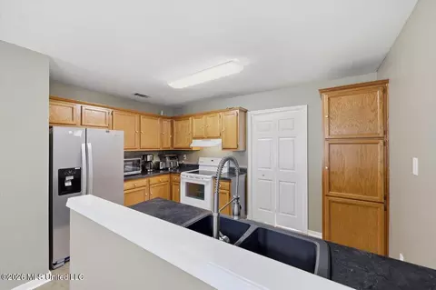 Kitchen - 330 Audubon Cir, Brandon, MS 39047 photo 2 of 3