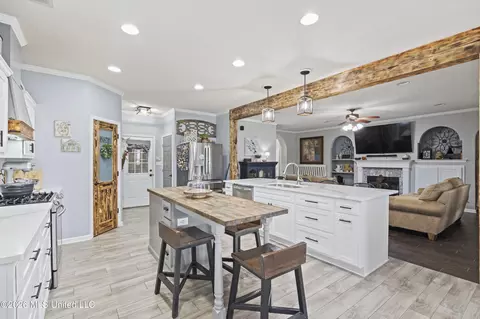 Kitchen - 1211 E Cross Creek Dr, Hernando, MS 38632 photo 3 of 3