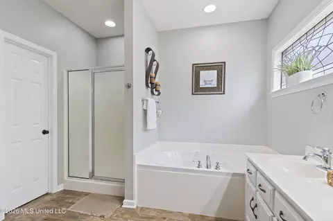 Bath - 1211 E Cross Creek Dr, Hernando, MS 38632 photo 2 of 5