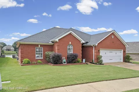Exterior - 1211 E Cross Creek Dr, Hernando, MS 38632 photo 2 of 7