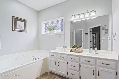 Bath - 1211 E Cross Creek Dr, Hernando, MS 38632 photo 1 of 5