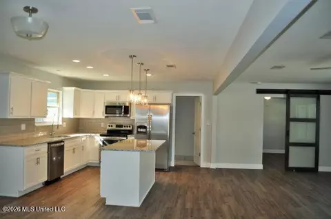 3117 Beachview Dr, Ocean Springs, MS 39564
