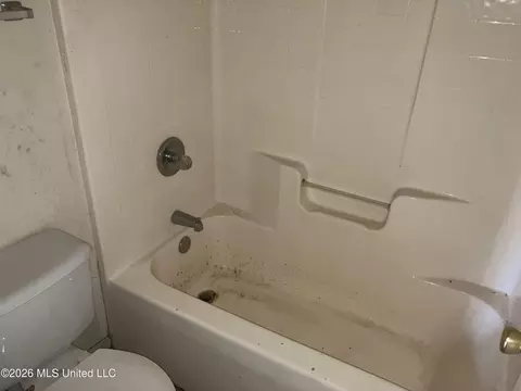 Bath - 1104 Clover Leaf Cir, Robinsonville, MS 38664 photo 1 of 4