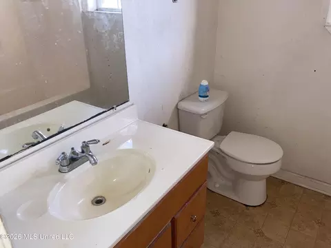 Bath - 1104 Clover Leaf Cir, Robinsonville, MS 38664 photo 2 of 4