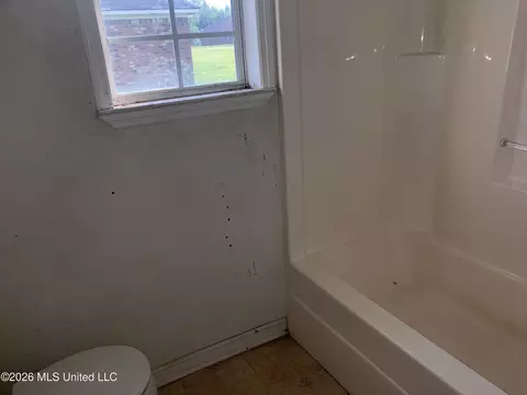 Bath - 1104 Clover Leaf Cir, Robinsonville, MS 38664 photo 3 of 4