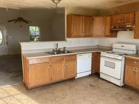 Kitchen - 1104 Clover Leaf Cir, Robinsonville, MS 38664 photo 1 of 1