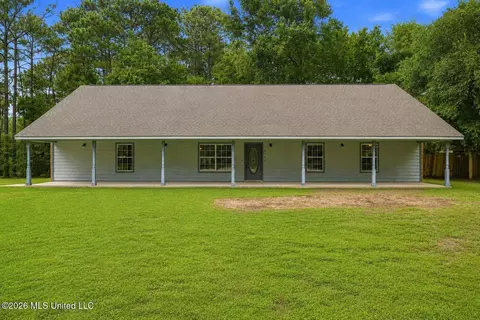 6102 Center St, Ocean Springs, MS 39564