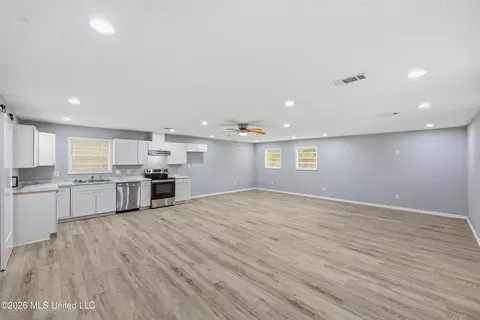 1392 Old Lake Rd, Brandon, MS 39042