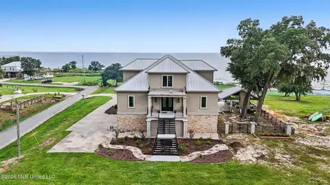 1816 Seashore Ave, Ocean Springs, MS 39564