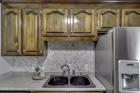 Kitchen - 1022 Red Oak Dr, Brandon, MS 39042 photo 5 of 7
