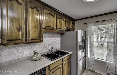 Kitchen - 1022 Red Oak Dr, Brandon, MS 39042 photo 2 of 7
