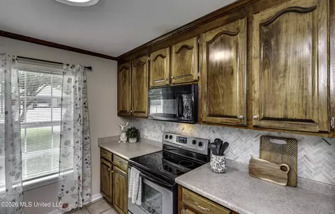 Kitchen - 1022 Red Oak Dr, Brandon, MS 39042 photo 3 of 7