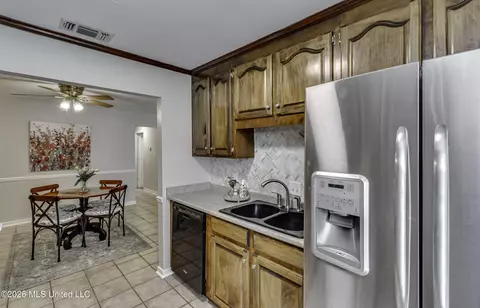 Kitchen - 1022 Red Oak Dr, Brandon, MS 39042 photo 6 of 7
