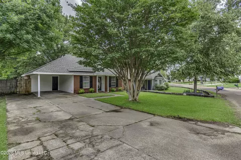 Exterior - 1022 Red Oak Dr, Brandon, MS 39042 photo 4 of 12