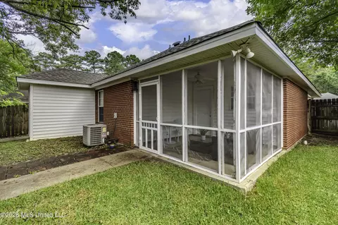 Exterior - 1022 Red Oak Dr, Brandon, MS 39042 photo 5 of 12