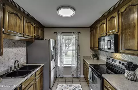 Kitchen - 1022 Red Oak Dr, Brandon, MS 39042 photo 1 of 7