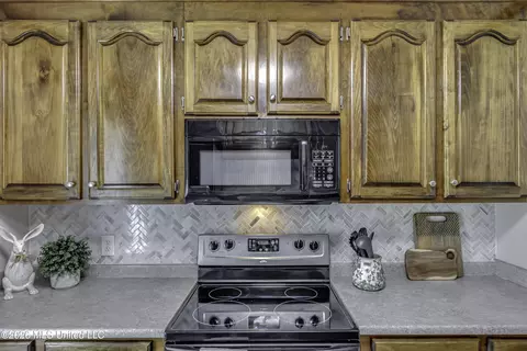 Kitchen - 1022 Red Oak Dr, Brandon, MS 39042 photo 4 of 7