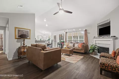 Entry Way - 6140 E Sandbourne, Olive Branch, MS 38654 photo 2 of 3