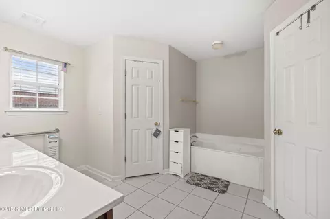 Bath - 6140 E Sandbourne, Olive Branch, MS 38654 photo 1 of 3